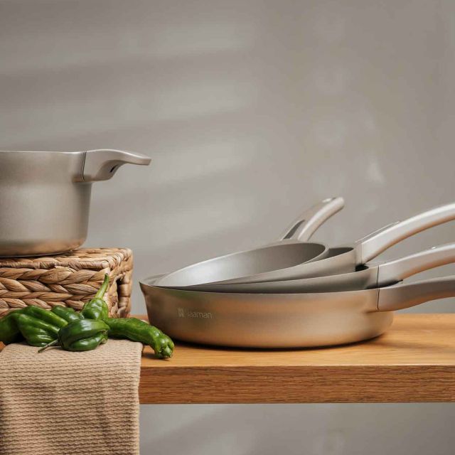 Frying Pan Non-Stick Gold - Series Trinket
